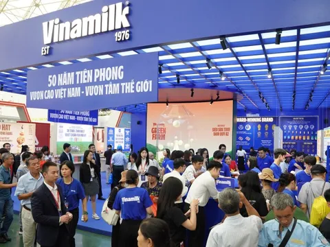 Hàng dài khách tham quan xếp hàng đợi trải nghiệm gian hàng Vinamilk