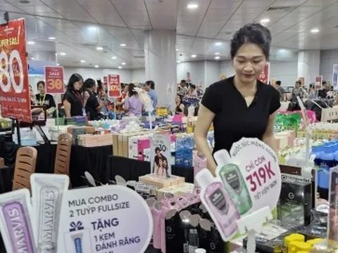 Điểm mua sắm rợp cờ đỏ sao vàng, người dân TP.HCM rộn ràng 'săn sale' dịp lễ 2/9