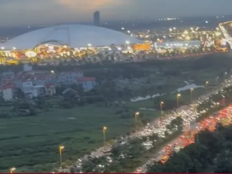 Đường đến Trung tâm Hội chợ triển lãm Quốc gia ùn tắc, CSGT đề nghị không đi qua cầu Nhật Tân