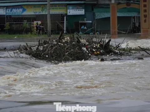 Nước lũ cuồn cuộn đổ về, cầu ngập sâu cả mét
