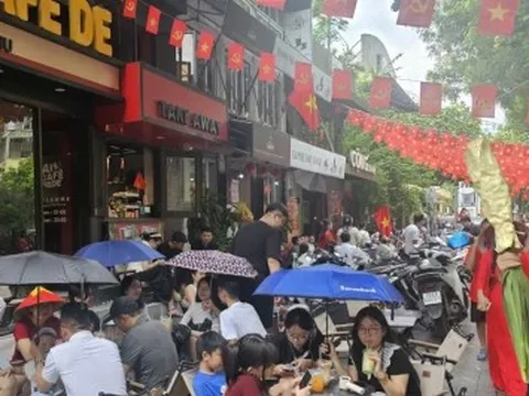 Khách trẩy hội 2/9 đông nghẹt, nhiều dịch vụ ở Hà Nội đội giá