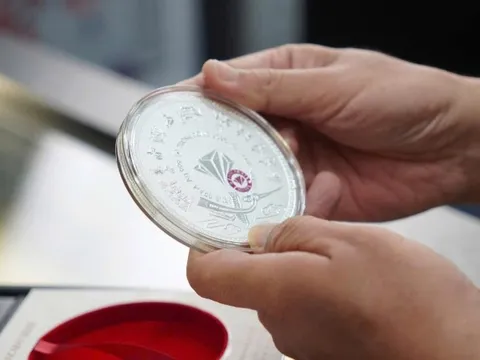 Giới trẻ săn tìm bạc kỷ niệm Quốc khánh 2/9, nhiều sản phẩm nhanh chóng hết sạch