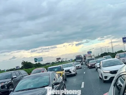 Phương tiện tăng gấp 2 - 3 lần, cửa ngõ Hà Nội và cao tốc ùn tắc kéo dài