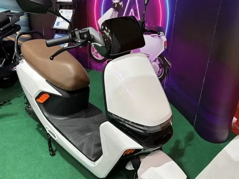 Xe máy điện chạy 101km/sạc, giá chỉ 3,7 triệu đồng có gì hot?