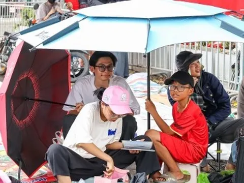 Người dân mang lều bạt, ngủ hai đêm ngoài đường để xem diễu binh 2/9