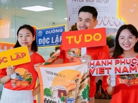 Người Việt chi hàng tỷ đồng mua khăn, áo, cờ đỏ sao vàng dịp đại lễ 2/9