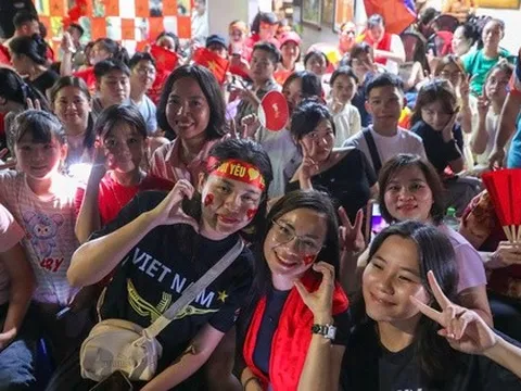 "Đêm trắng" của hàng trăm ngàn người dân háo hức chờ xem diễu binh A80