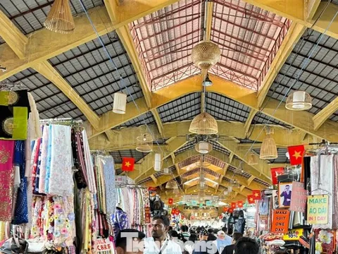 Cảnh trái ngược ở 'thiên đường mua sắm' Sài thành: Chỗ chen chân, nơi vắng lặng