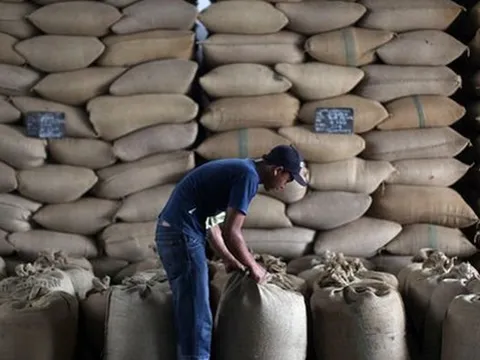 Hàng nghìn tấn hàng của Việt Nam vừa đổ bộ Campuchia với giá đắt đỏ: xuất khẩu tăng hơn 400%, thu về 6 tỷ USD vượt xa kế hoạch đầu năm