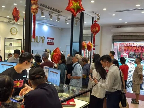 Hết chờ đợi mua vàng, lại đến xếp hàng mua bạc