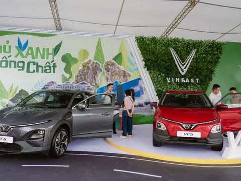 Chủ xe lời gấp đôi khi mua VF 5 lại trúng thêm VF 6