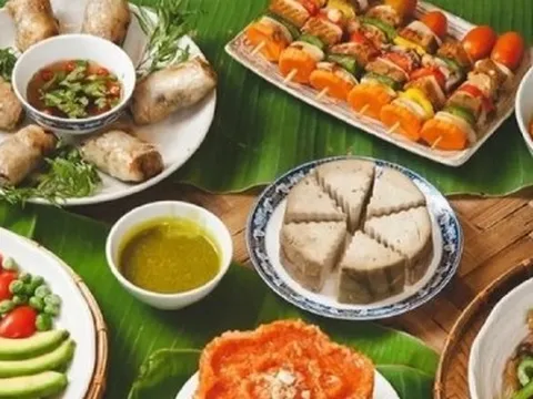 Giá mâm cỗ cúng Rằm tháng 7 đắt đỏ, bà nội trợ thắt chặt chi tiêu