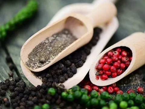 Giá hồ tiêu hôm nay bất ngờ điều chỉnh giảm