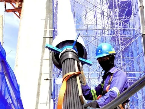 Hình ảnh căng bó cáp dây văng cầu Phước An có nhịp lớn nhất châu Á