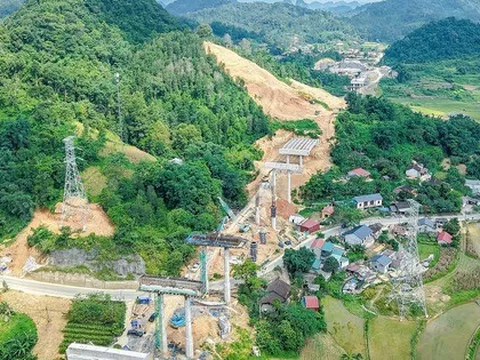 Hơn 3.300 người làm xuyên Quốc khánh, cùng 1.468 thiết bị được huy động cho dự án 23.000 tỷ đồng của Đèo Cả