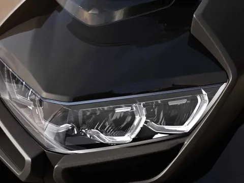 Xe tay ga đời mới vừa ra mắt Việt Nam, dân phượt thích mê: Người lái có tựa lưng, cốp có ty thủy lực