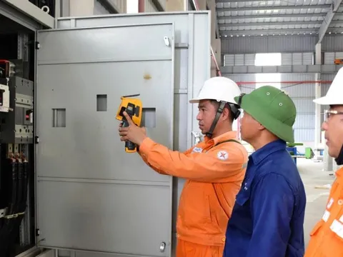 'Nóng' hóa đơn tiền điện: Không chỉ tăng cao bất thường mà còn giống hệt nhau