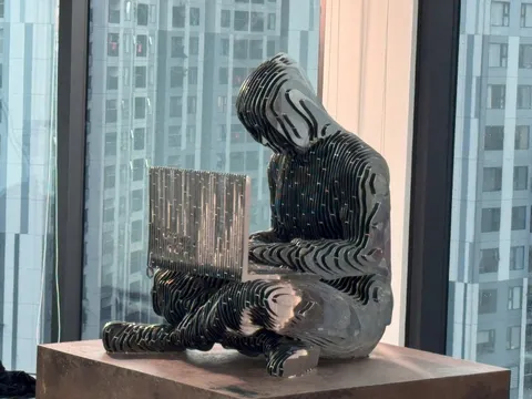 Chính thức: Tượng "cha đẻ" Bitcoin Satoshi Nakamoto thứ 5 trên thế giới về Việt Nam