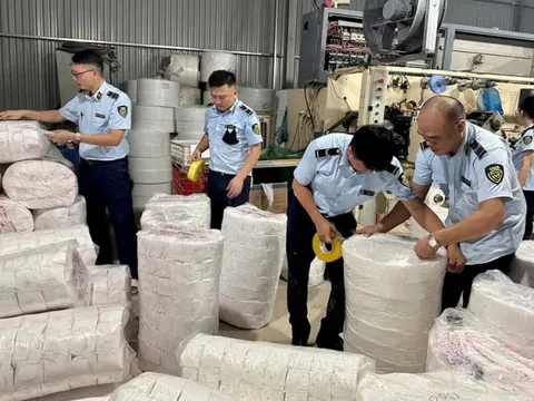 Triệt phá cơ sở sản xuất bỉm trẻ em, băng vệ sinh giả quy mô 'khủng'
