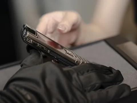 Sốc với chiếc điện thoại 2,2 tỷ đồng ở Việt Nam: Đại gia Việt vẫn là chịu chơi nhất Đông Nam Á