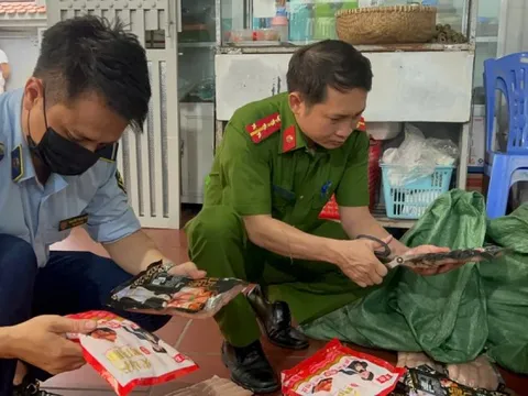 Hà Nội: Thu giữ 1 tấn ‘lạp xưởng hà khẩu nướng đá’ không rõ nguồn gốc