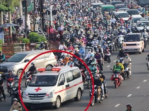 Hình ảnh xe cứu thương "chật vật" di chuyển trên Quốc lộ 13