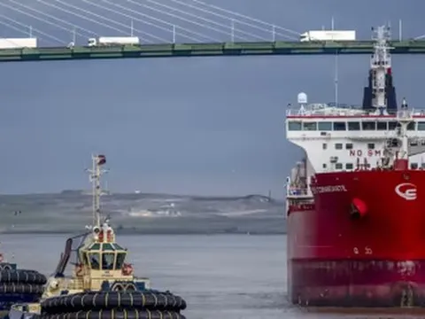 Mỹ tăng thuế lên 50% vì mua dầu Nga, quốc gia BRICS vẫn khẳng định: Chúng tôi chưa bao giờ ngừng nhập khẩu dầu Nga!