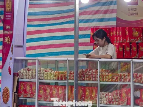 Bánh trung thu 'đổ bộ' khắp phố, tưởng không ế mà... ế không tưởng