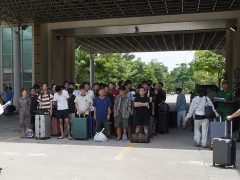 Tiếp nhận thêm 79 "nhân viên chứng khoán", "shipper", tiếp viên karaoke do Campuchia trao trả