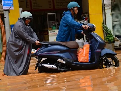 Con đường Đà Lạt bị ngập nặng "nhuộm đỏ" chỉ sau 1 cơn mưa