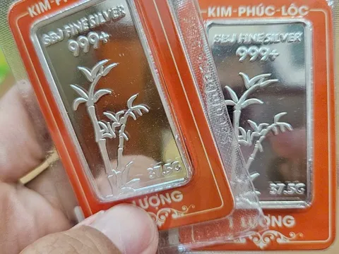 Chiều 9-9, giá vàng vẫn duy trì ở mức cao, giá bạc gây bất ngờ