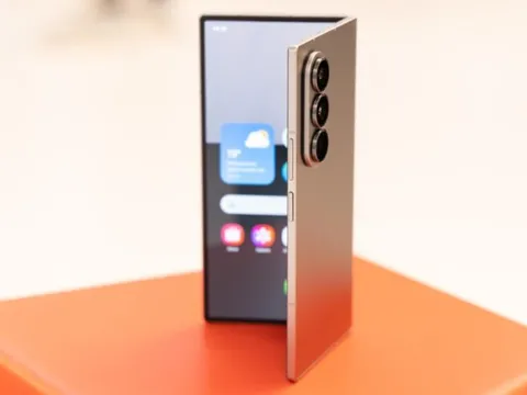 Cùng ra mắt smartphone siêu mỏng nhẹ nhưng Samsung đã 'hạ đo ván' Apple ở một điểm