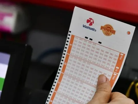 Vietlott công bố con số cực lớn, 3 người cùng lúc được chia thưởng "khủng"