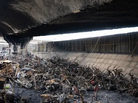 Cận cảnh cầu Vĩnh Tuy sau vụ cháy kinh hoàng 500 xe máy: Xác xe nằm la liệt, bê tông bong tróc lộ thép