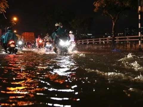 Mưa lớn kết hợp triều cường, đường Trần Xuân Soạn ngập sâu