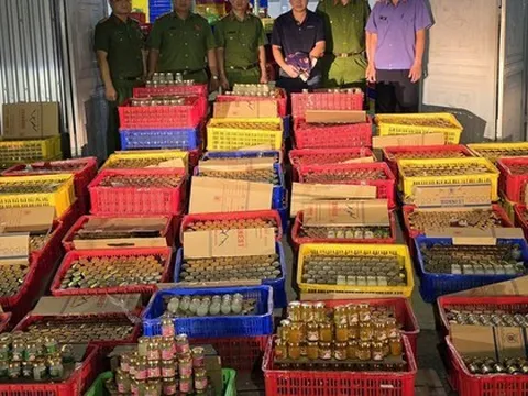 Cận cảnh quy mô gây choáng của "tổng kho" sản xuất nước yến giả tại Đà Nẵng