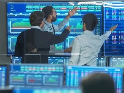 Khối ngoại tiếp đà bán ròng gần 1.200 tỷ đồng phiên cuối tuần, cổ phiếu nào bị "xả" mạnh nhất?