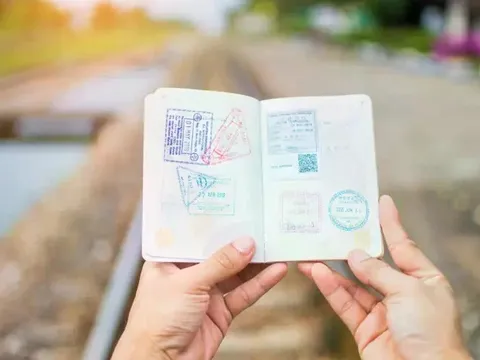 Nhiều nước sắp bỏ đóng dấu hộ chiếu, xuất nhập cảnh thế nào?