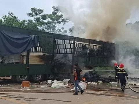 Cháy xe container, phát hiện gần 3 tấn xúc xích 'bẩn'