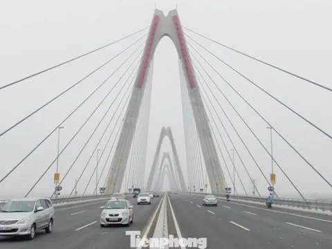 Cấm xe đi lên cầu Nhật Tân vào ban đêm để chuẩn bị tổ chức lại giao thông