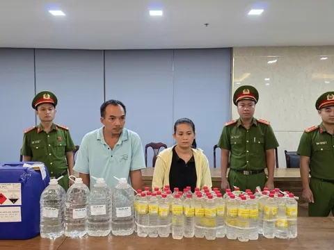 Bắt quả tang vợ chồng ở Đà Nẵng sản xuất hơn 1.000 lít giấm giả mỗi ngày từ axit công nghiệp