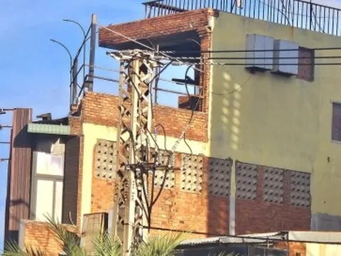 Xây cửa sổ nhìn thẳng sang nhà hàng xóm có phạm luật không?