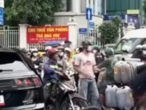 Thanh niên lái xe Volkswagen đánh ông lão giữa trung tâm TP.HCM gây phẫn nộ