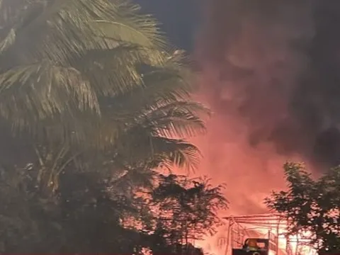 Cháy kho phế liệu rộng 1.500m² ở Quảng Ngãi