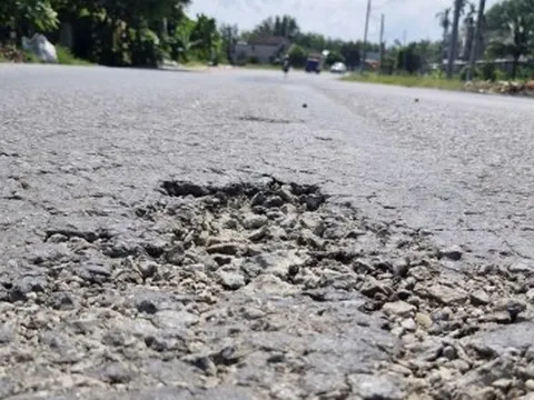 Đường hơn 1.800 tỷ ở Đà Nẵng mới thảm nhựa đã bong tróc, vá chằng vá đụp