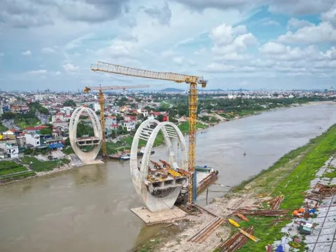 Lạ mắt kiến trúc cây cầu qua sông Đuống sắp về đích