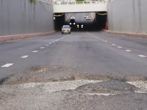 Sau 9 tháng thông xe, hầm chui 800 tỷ ở TP.HCM xuất hiện nhiều ổ voi, ổ gà