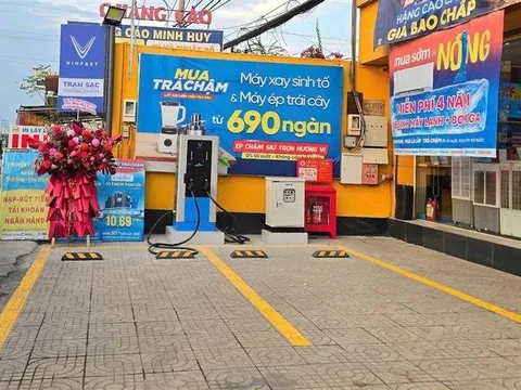 Tỷ phú Phạm Nhật Vượng "bắt tay" ông Nguyễn Đức Tài triển khai hơn 2.000 trạm sạc, điểm đổi pin VinFast tại cửa hàng Thế Giới Di Động