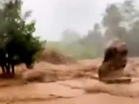 Kinh hoàng cơn lũ ống cuồn cuộn ở Khánh Hòa