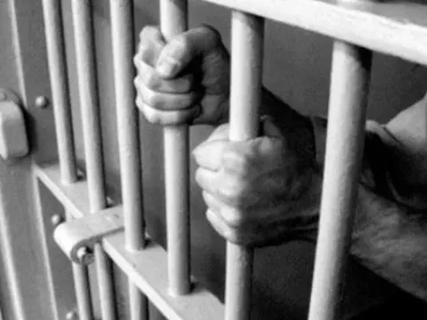 Cho vay lãi nặng, cựu cán bộ Bệnh viện 19-8 và 'con nợ' cùng lĩnh án tù